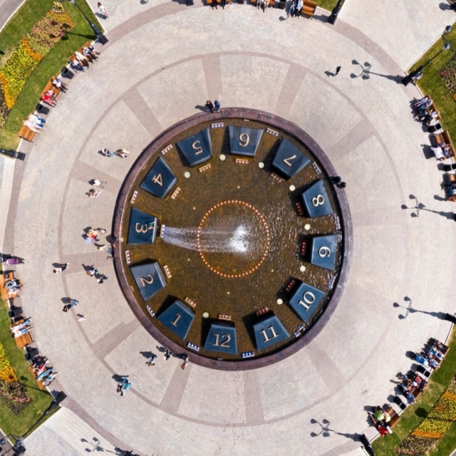 Фонтан часы и Площадь Ленина